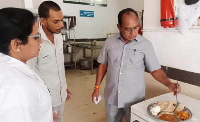 चरक अस्पताल की भोजनशाला में लड्डू गुणवत्तापूर्ण नहीं पाया गया, गुड़ और दूध खुले में रखे मिले