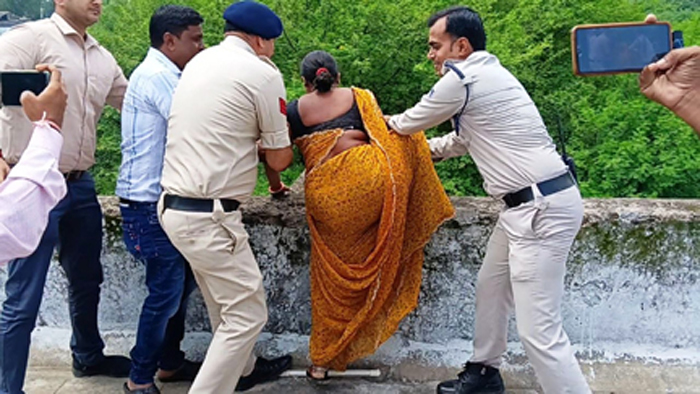 देवास: जनसुनवाई में सुनवाई न होने पर महिला ने की कलेक्ट्रेट की छत से कूदने की कोशिश