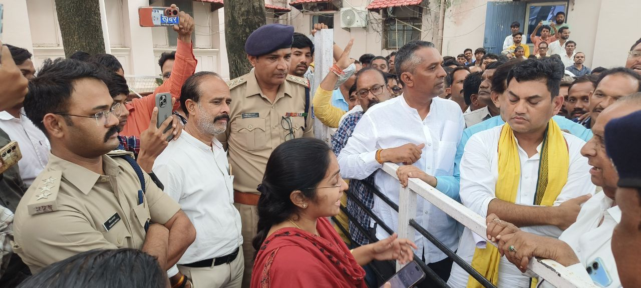 खाद संकट पर धार में कांग्रेस का हल्ला बोल, किसानों का फूटा गुस्सा
