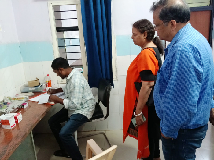 धार: मांडू में पद्मश्री डॉक्टर की पत्नी को कुत्ते ने काटा, अस्पताल में रेबीज इंजेक्शन न होने से हुई फजीहत