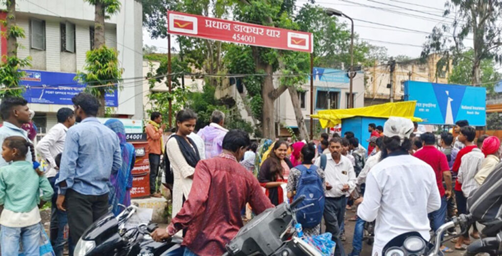धार में आधार कार्ड बनवाने को लेकर जनता परेशान