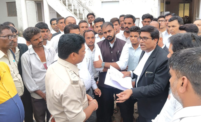 शिक्षक द्वारा भारत माता की तस्वीर जलाने का मामला गरमाया, कोर्ट ने भेजा जेल