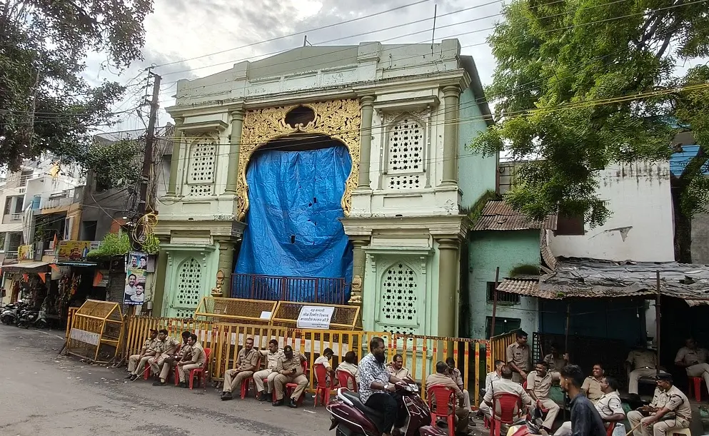 धार प्रशासन ने बेदखली अधिनियम के तहत इमामबाड़ा परिसर सील किया