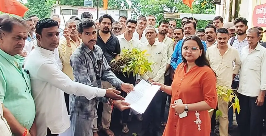 फसल बीमा के नाम पर किसानों के साथ मजाक, 95 रुपये का क्लेम देकर किया जा रहा अपमान!
