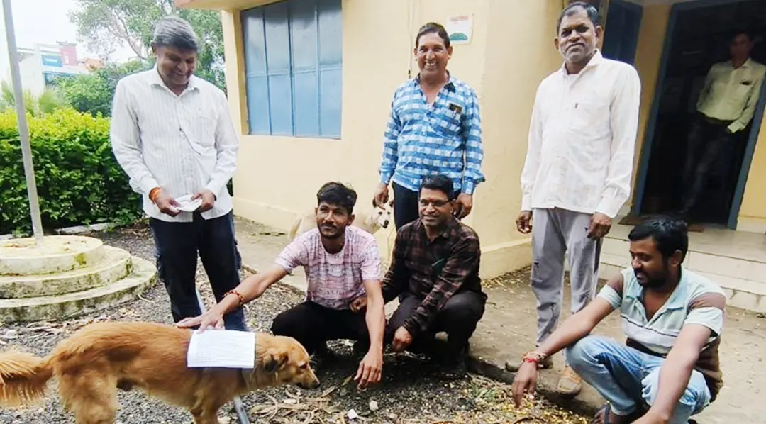 विद्युत विभाग में नहीं मिले अधिकारी, किसानों ने कुत्ते को ज्ञापन सौंपा