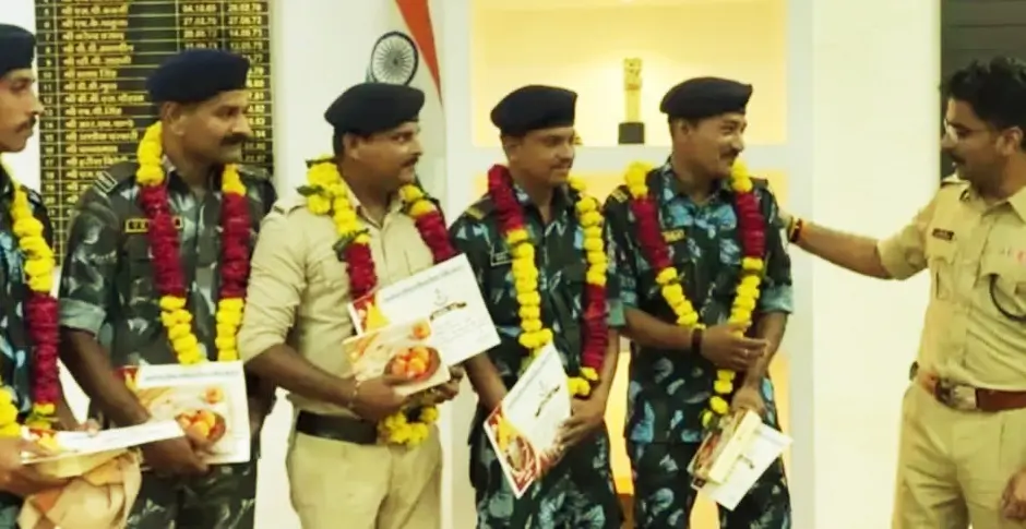 डूबते लोगों को बचाने वाले 5 जवान सम्मानित
