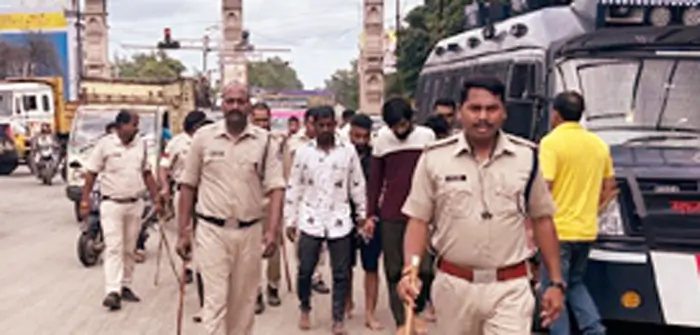 पांड्याखेड़ी में सांप्रदायिक उन्माद करने वाले आरोपियों का पुलिस ने जुलूस निकाला