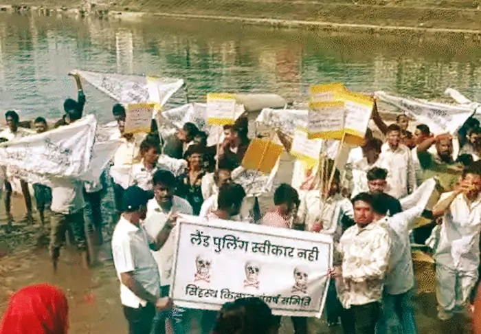 उज्जैन: सिंहस्थ के लिए स्थायी कुंभ नगरी बनाने का विरोध, किसानों का जल सत्याग्रह और चक्काजाम