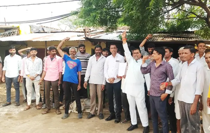 फसल बीमा की राशि नहीं मिलने पर किसानों ने खोला मोर्चा
