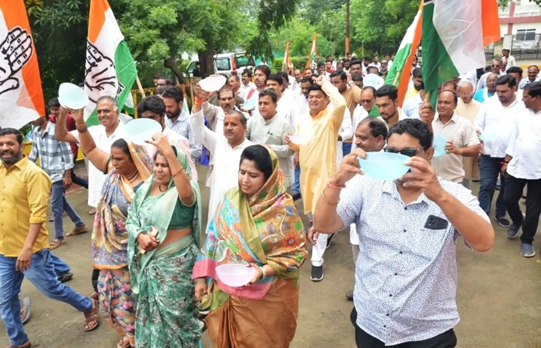 किसानों और आरक्षण के मुद्दे पर कांग्रेस का पैदल मार्च
