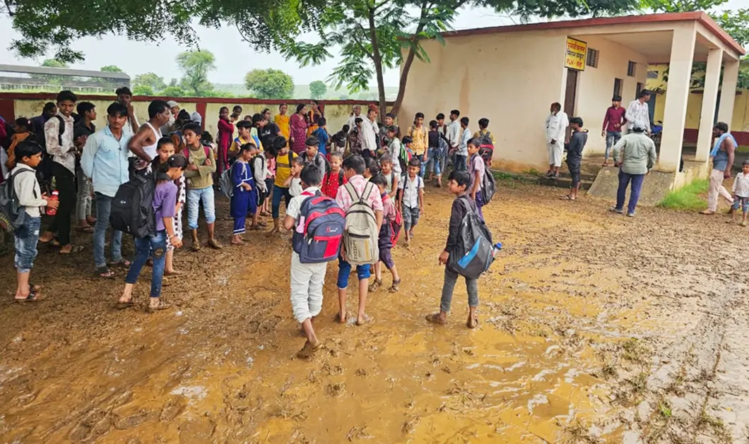 स्कूल परिसर में घुसा बारिश का पानी, मच रहा कीचड़