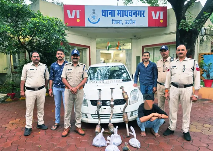 अन्तर्राज्यीय कार साइलेंसर चोर गिरोह पकड़ाया