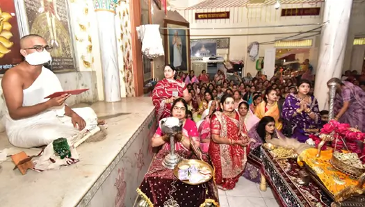 महावीर जन्मवाचन: रजत पालने में विराजे प्रभु, जयकारे लगाते हुए भक्तों ने झुलाया
