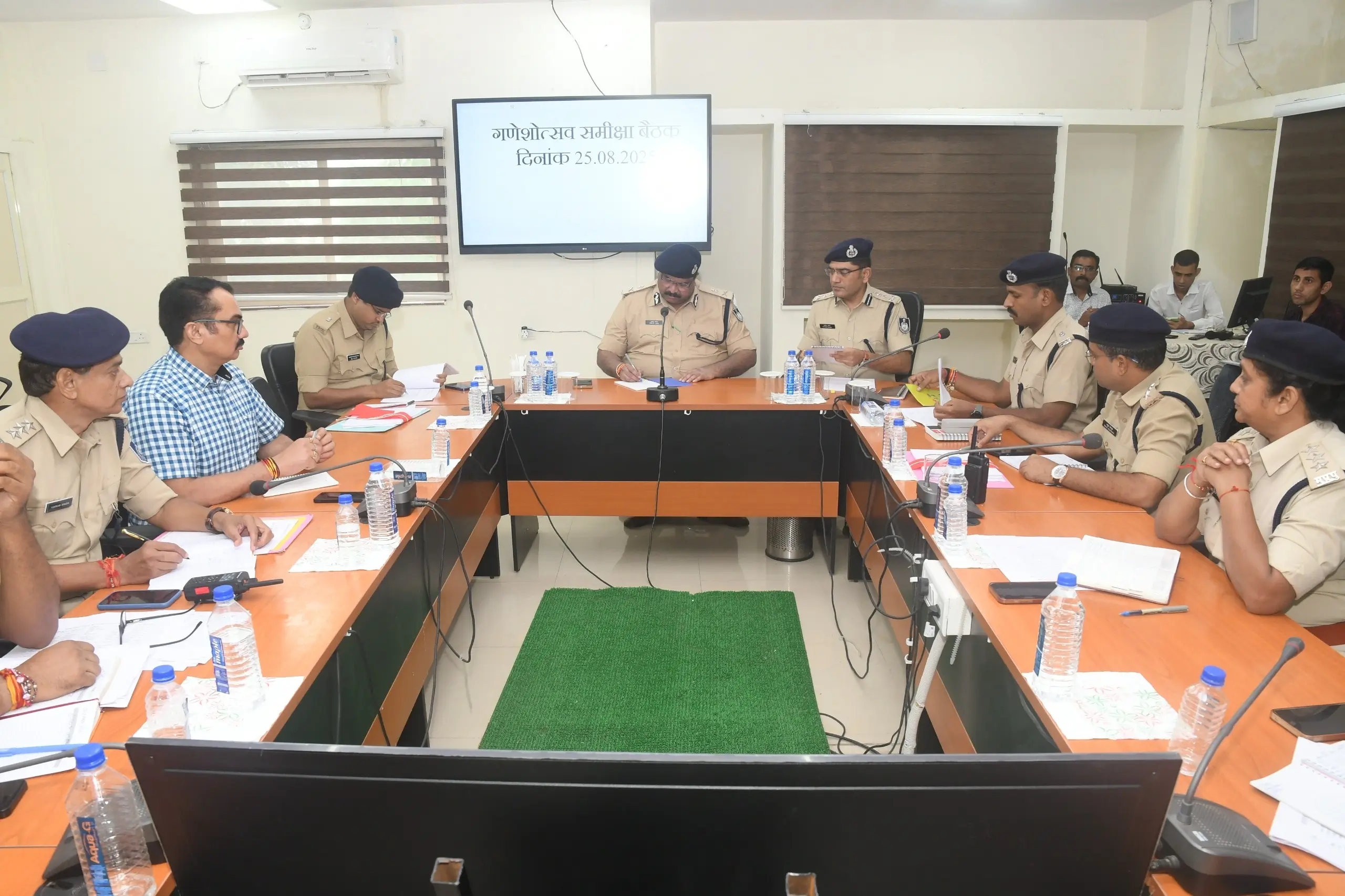 जिले में 500 से ज्यादा पंडालों में गणेश प्रतिमा की स्थापना सुरक्षा व्यवस्था को लेकर पुलिस कंट्रोल रूम पर हुई बैठक