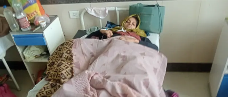 वैन पलटने पर रास्ते में बच्चे को जन्म देने वाली महिला की मां बोली- ड्राइवर नशे में था,