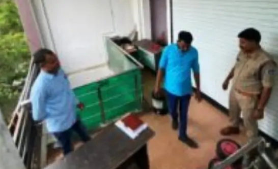 फर्जी सिम और फर्जी एडवाइजरी कंपनियों के बीच गठजोड़ पुलिस ने तीन कंपनी के कार्यालय पर दबिश दी