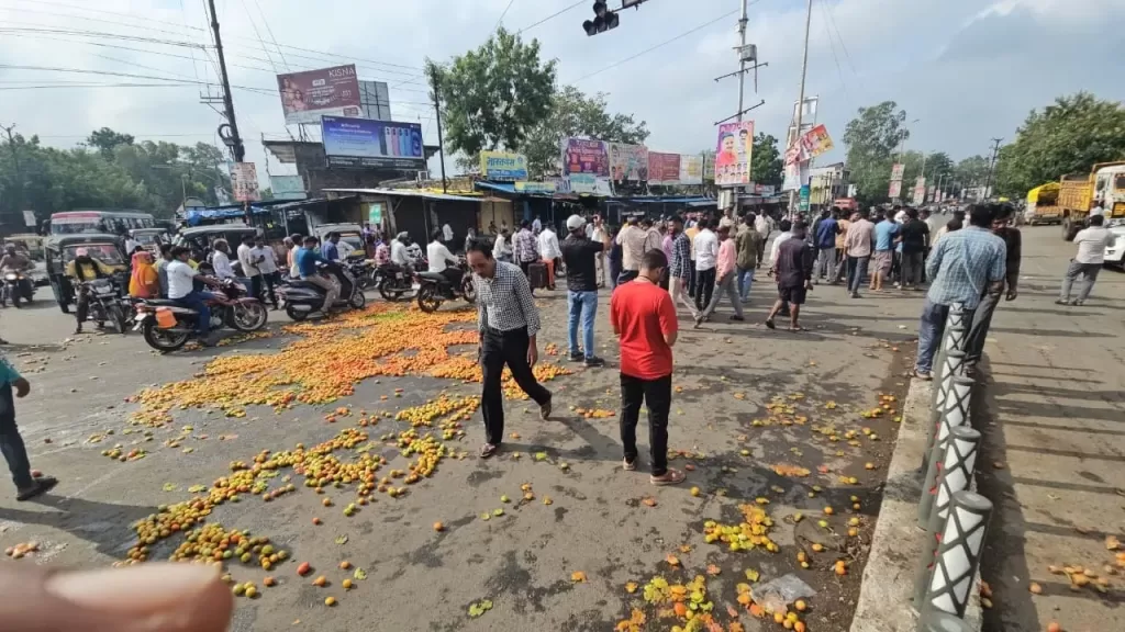 टंकी चौराहे पर टमाटर फेंककर अपना गुस्सा जताया
