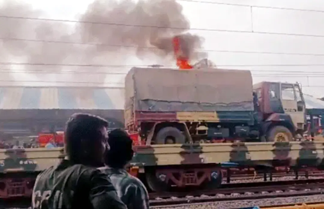 उज्जैन रेलवे स्टेशन पर आर्मी स्पेशल गुड्स ट्रेन में लगी आग