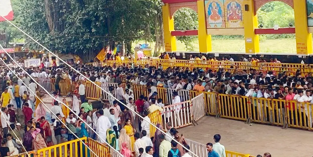 नवरात्रि में शनिवार को 50 हजार से अधिक लोगों ने किये मां बगलामुखी के दर्शन