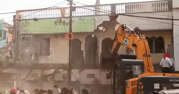 बेगमबाग में 5 प्लॉट पर बने 11 मकान जमींदोज़ किए
