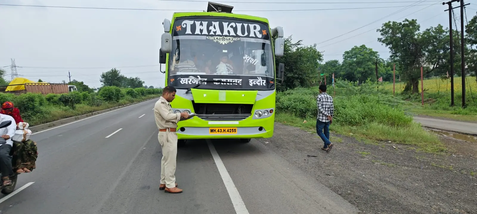 आरटीओ ने यात्री बनकर की बस की जाँच; किराया अधिक लेने पर थाने में खड़ी कराई बस