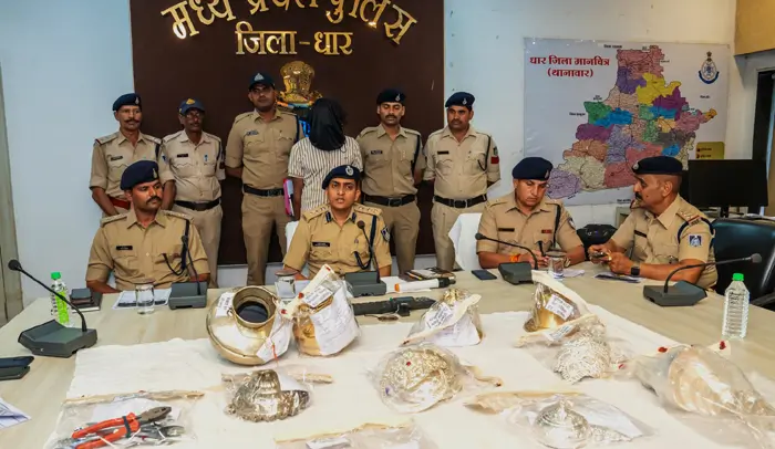 चोरी का पर्दाफाश: मंदिरों को निशाना बनाने वाला आरोपी गिरफ्तार, लाखों का सामान बरामद
