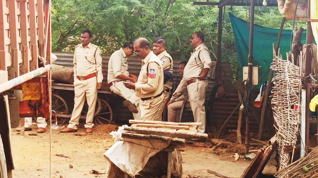 वन माफियाओं पर विभाग की बड़ी कार्रवाई, अवैध आरा मशीन जब्त