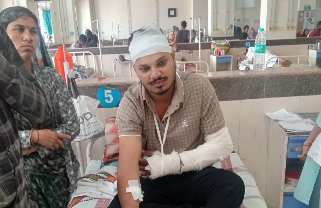 पत्नी के बाद पति का आरोप; बोला-ससुर और फूफा ससुर ने मेरा हाथ तोड़ा, पत्नी के गले पर चाकू भी मारा