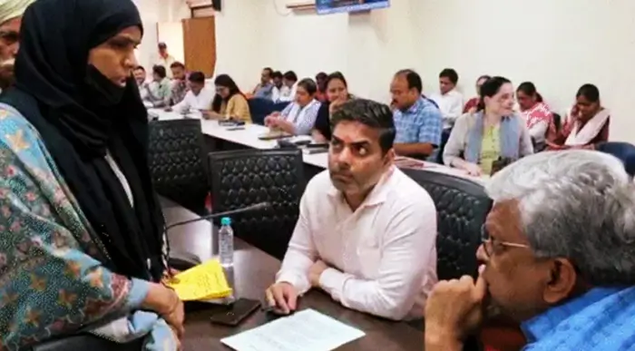 डिप्टी कलेक्टर सिराज मंसूरी की पत्नी ने जनसुनवाई में पति के खिलाफ भ्रष्टाचार के सबूत दिए