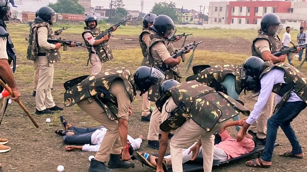 दंगाई पत्थरबाजों को पल भर में पुलिस ने सिखाया सबक