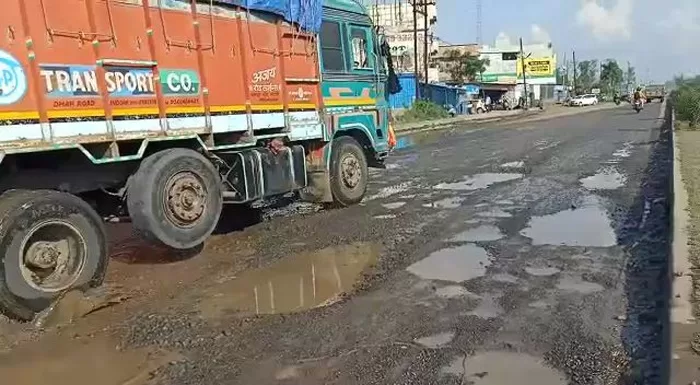 रोड नहीं तो टोल क्यों? पीथमपुर-घाटाबिल्लोद मार्ग की दुर्दशा से भड़के लोग, टोल वसूली रुकवाई