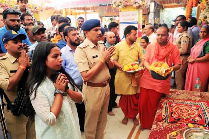 नवरात्रि पर माँ बगलामुखी मंदिर में कलेक्टर-एसपी का निरीक्षण, व्यवस्थाएँ जाँची