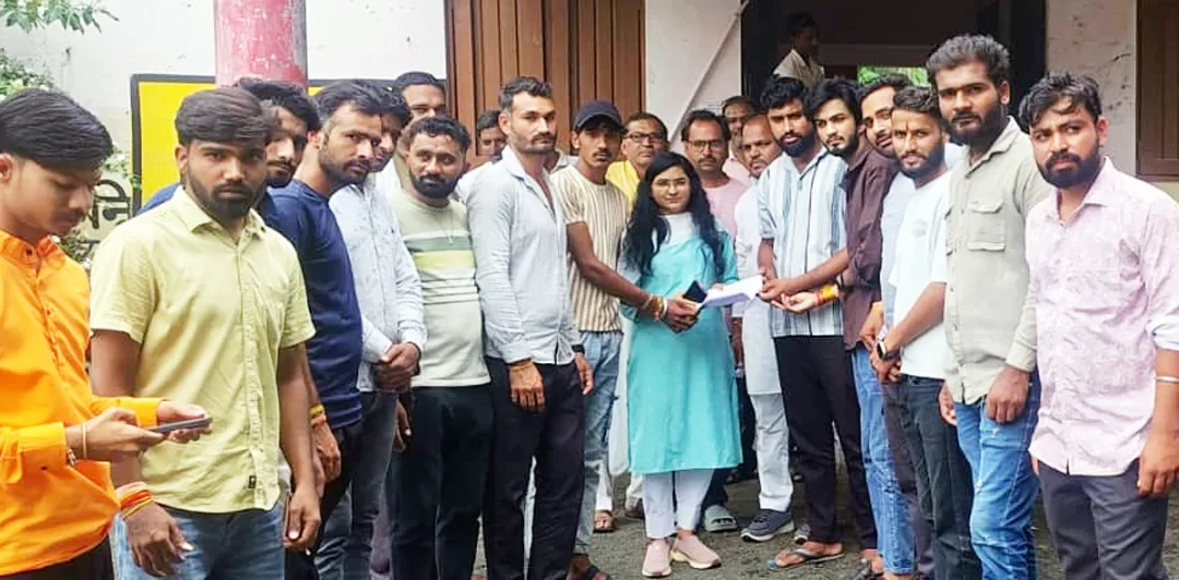 गौशाला में मर रही गायों को लेकर ग्रामीणों ने सौंपा ज्ञापन