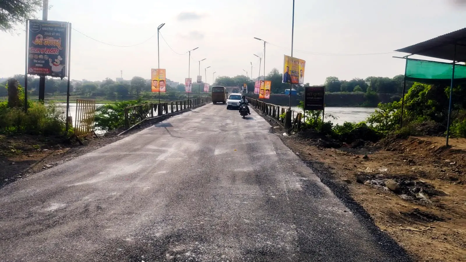 आखिरकार मिला राहत का रास्ता! लखुंदर नदी पुलिया पर हुआ डामरीकरण, श्रेय लेने की होड़ शुरू