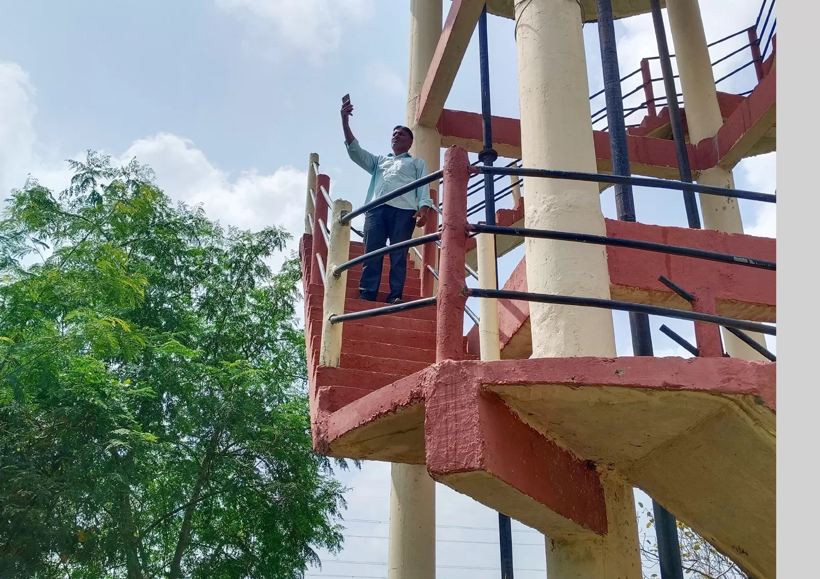 शिक्षक ई-अटेंडेंस लगाने के लिए पानी की टंकी पर चढ़ रहे, फिर भी नेटवर्क नहीं, साइबर ठगी का भी खतरा