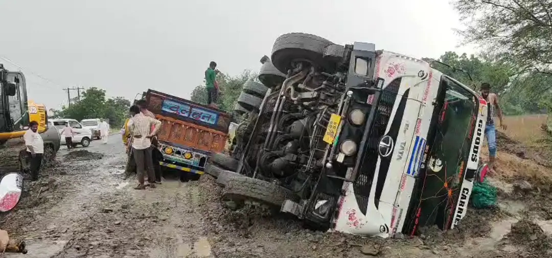 शाजापुर में खराब सड़क ने ली डंपर की जान, रास्ता तीन घंटे बंद रहा 