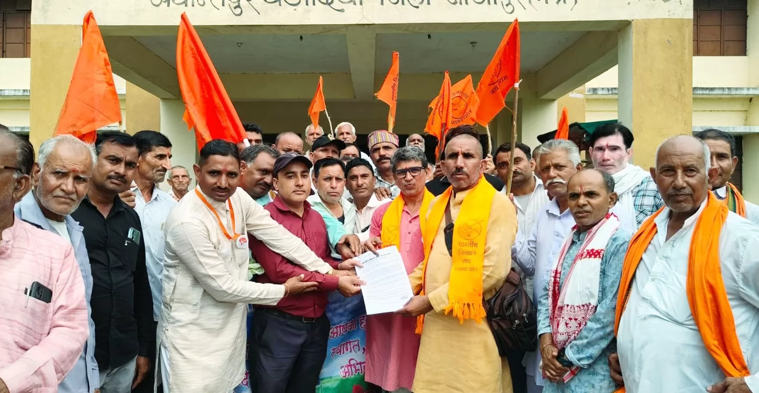 तहसीलदार की अनुपस्थिति से किसान नाराज, सौंपा ज्ञापन