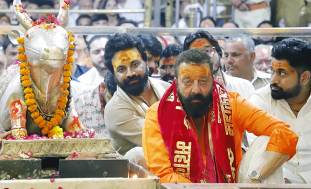 फिल्म अभिनेता संजय दत्त ने पहली बार की भगवान महाकाल की भस्मारती