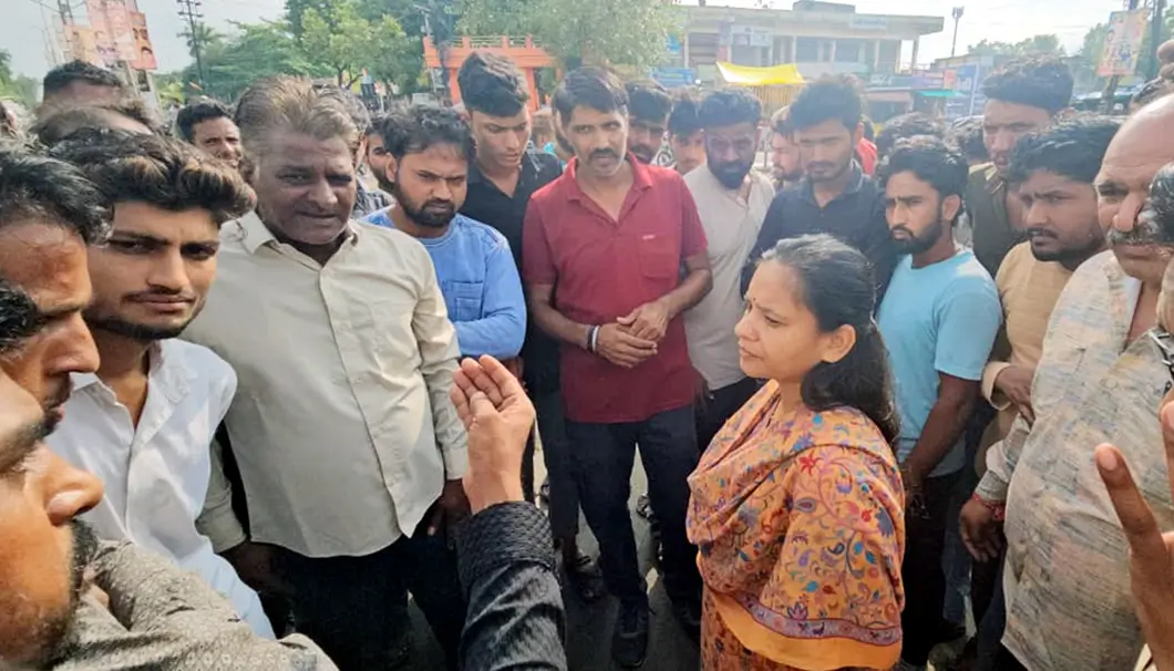 शाजापुर में सब्जी मंडी की अव्यवस्थाओं पर किसानों-व्यापारियों का हंगामा; चक्का जाम