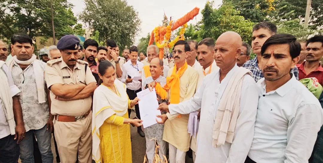 किसानों ने मंडी में किया प्रदर्शन, सौंपा ज्ञापन