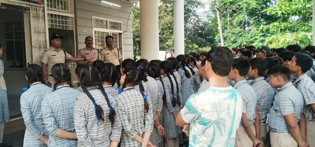 स्कूल में बिना लाइसेंस वाहन लाने पर छात्रों को 7 दिन के लिए निलंबित किया जाएगा।
