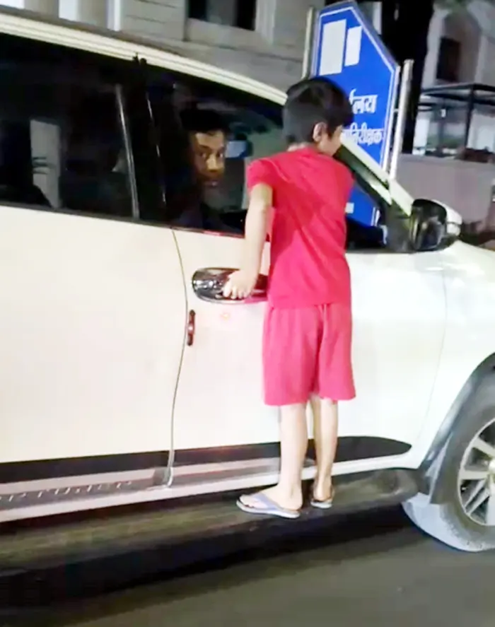 कार के गेट पर मासूम बेटे को खड़ा कर स्टंट करने वाले पिता पर पुलिस ने लगाया 3 हजार का फाइन