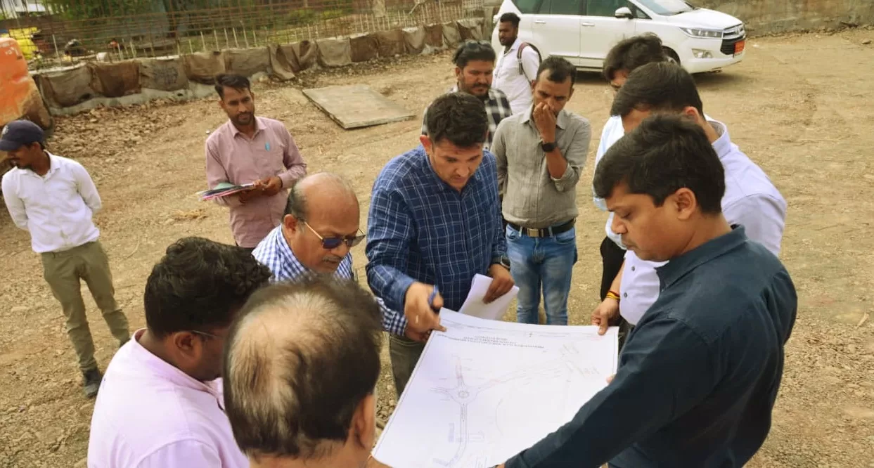 गदा पुलिया-मंछामन से इंदौर रोड तक के मार्ग निर्माण कार्य पर कलेक्टर ने जताई नाराजगी