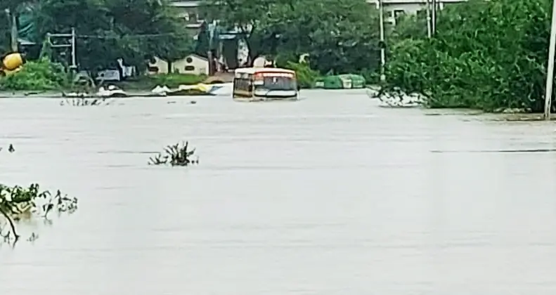 दाऊदखेड़ी में बाढ़ के पानी में फंसी स्कूल बस।