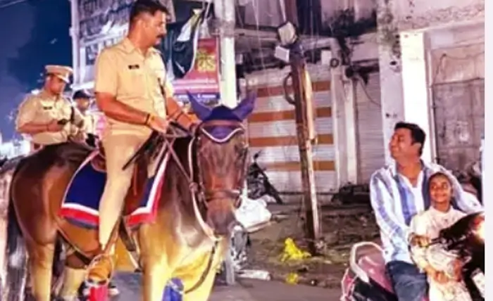 क्राइम कंट्रोल के लिए एक्शन में पुलिस कांबिंग गश्त के लिए घोड़े पर निकले एसपी