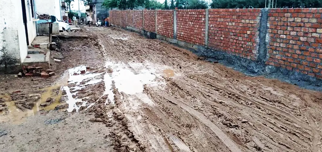 आगर मालवा : कीचड़ से बदहाल मालीखेड़ी रोड की गली, रहवासी परेशान