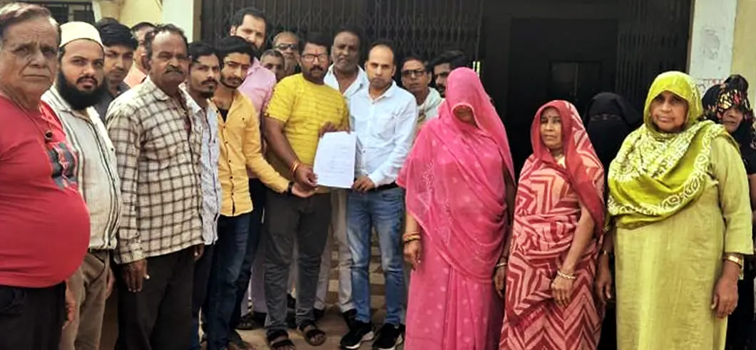 गंदे पानी की सप्लाई से गुस्साए लोगों ने घेरा नप कार्यालय घेरा