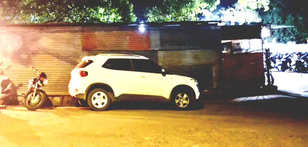 देवासगेट बस स्टैंड के वाहन पार्किंग पर टीनशेड डाल बना दी दुकानें