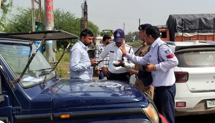 तेज रफ्तार पर लगाम: यातायात पुलिस ने 30 से अधिक निजी कारों पर की चालानी कार्रवाई