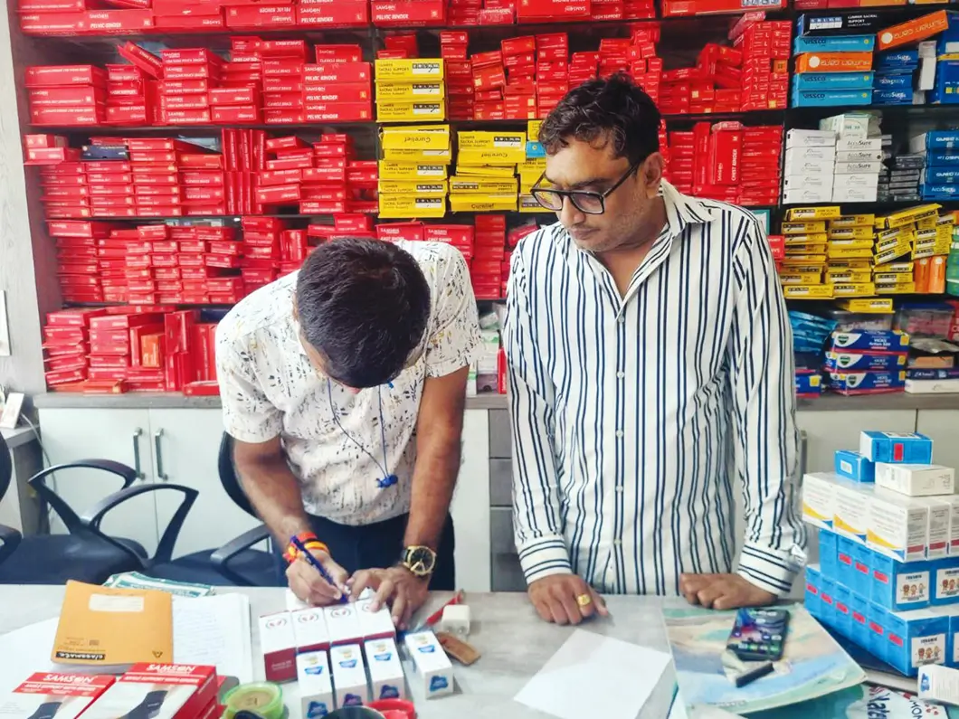 छिंदवाड़ा घटना के बाद धार में एक्शन: अमानक कफ सिरप बैन, रेस्पीफ्रेस टीआर सिरप के स्टॉक की जाँच